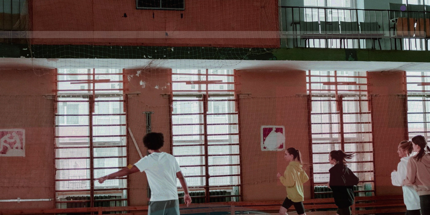 暮色中的城市球场与周边建筑，天空由深蓝过渡到沙金